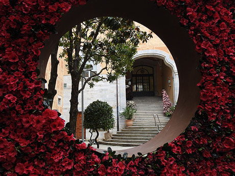 Temps de Flors 2017. Decoraci&oacute; floral del Pati de les Magn&ograve;lies, a la Seu del Govern de la Generalitat de Catalunya a Girona, amb azalees de Gant, B&egrave;lgica