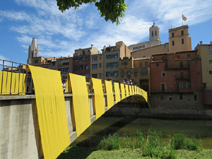 Temps de Flors 2017. Instal&middot;laci&oacute; 'Rusc a l�Onyar' al Pont d'en G&oacute;mez