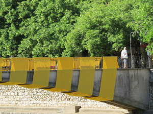 Temps de Flors 2017. Instal&middot;laci&oacute; 'Rusc a l�Onyar' al Pont d'en G&oacute;mez