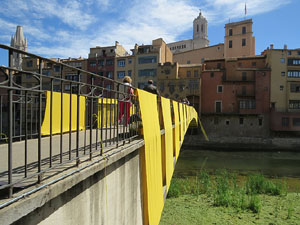 Temps de Flors 2017. Instal&middot;laci&oacute; 'Rusc a l�Onyar' al Pont d'en G&oacute;mez