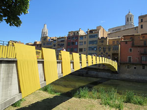 Temps de Flors 2017. Instal&middot;laci&oacute; 'Rusc a l�Onyar' al Pont d'en G&oacute;mez