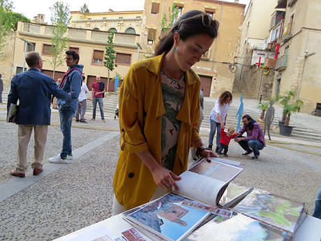 Temps de Flors 2017. Presentaci&oacute; del llibre de Lara Pujol a la pla&ccedil;a del Pallol