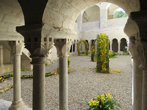 Temps de Flors 2017. Instal&middot;lacions i decoracions florals al claustre rom&agrave;nic del monestir de Sant Daniel