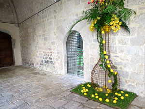 Temps de Flors 2017. Instal&middot;lacions i decoracions florals al claustre rom&agrave;nic del monestir de Sant Daniel