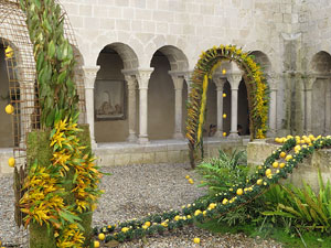 Temps de Flors 2017. Instal&middot;lacions i decoracions florals al claustre rom&agrave;nic del monestir de Sant Daniel