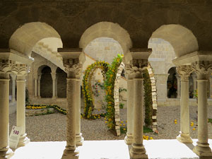 Temps de Flors 2017. Instal&middot;lacions i decoracions florals al claustre rom&agrave;nic del monestir de Sant Daniel