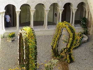 Temps de Flors 2017. Instal&middot;lacions i decoracions florals al claustre rom&agrave;nic del monestir de Sant Daniel