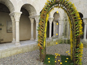 Temps de Flors 2017. Instal&middot;lacions i decoracions florals al claustre rom&agrave;nic del monestir de Sant Daniel