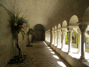 Temps de Flors 2017. Instal&middot;lacions i decoracions florals al claustre rom&agrave;nic del monestir de Sant Daniel