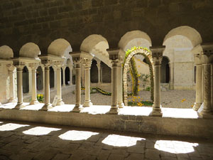 Temps de Flors 2017. Instal&middot;lacions i decoracions florals al claustre rom&agrave;nic del monestir de Sant Daniel