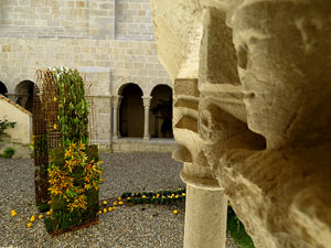 Temps de Flors 2017. Instal&middot;lacions i decoracions florals al claustre rom&agrave;nic del monestir de Sant Daniel