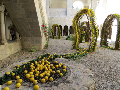Decoraci&oacute; floral al claustre de Sant Daniel