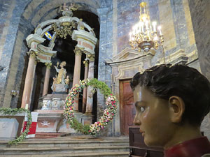 Temps de Flors 2017. Decoracions florals a l'interior de la nau g&ograve;tica de Sant Feliu