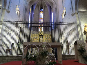Temps de Flors 2017. Decoracions florals a l'interior de la nau g&ograve;tica de Sant Feliu