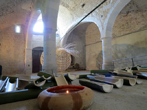 Temps de Flors 2017. Instal&middot;laci&oacute; Cris&agrave;lide a l'interior de la capella de Santa Ll&uacute;cia