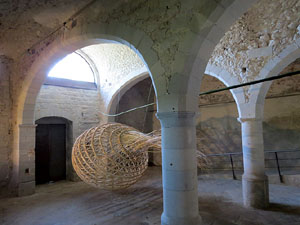 Temps de Flors 2017. Instal&middot;laci&oacute; Cris&agrave;lide a l'interior de la capella de Santa Ll&uacute;cia