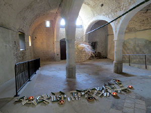 Temps de Flors 2017. Instal&middot;laci&oacute; Cris&agrave;lide a l'interior de la capella de Santa Ll&uacute;cia