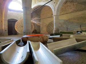 Temps de Flors 2017. Instal&middot;laci&oacute; Cris&agrave;lide a l'interior de la capella de Santa Ll&uacute;cia