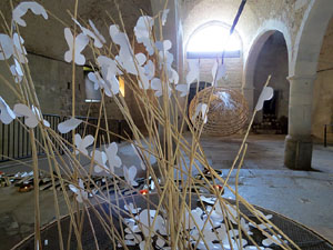 Temps de Flors 2017. Instal&middot;laci&oacute; Cris&agrave;lide a l'interior de la capella de Santa Ll&uacute;cia