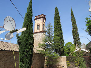 Temps de Flors 2017. Instal&middot;laci&oacute; Cris&agrave;lide a l'interior de la capella de Santa Ll&uacute;cia