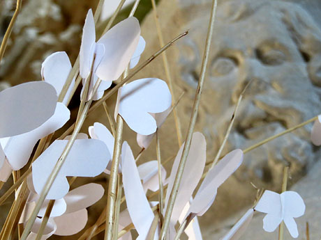 Temps de Flors 2017. Instal&middot;laci&oacute; Cris&agrave;lide a l'interior de la capella de Santa Ll&uacute;cia