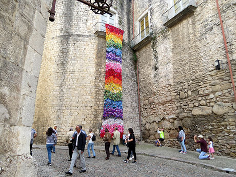 Temps de Flors 2017. Instal&middot;lacions t&egrave;xtil de 15.000 flors de ganxet a una de les torres del Portal de Sobreportes