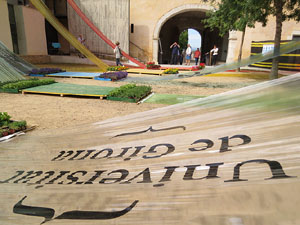 Temps de Flors 2017. Instal&middot;lacions i muntatges florals a diversos espais de la UdG: escales i pla&ccedil;a de Sant Dom&egrave;nec, pati de l'edifici de les &Agrave;ligues