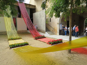 Temps de Flors 2017. Instal&middot;lacions i muntatges florals a diversos espais de la UdG: escales i pla&ccedil;a de Sant Dom&egrave;nec, pati de l'edifici de les &Agrave;ligues