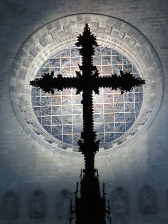 Il&middot;luminaci&oacute; de la rosassa de la fa&ccedil;ana principal