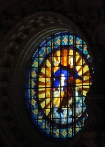 Vista exterior de la il&middot;luminaci&oacute; de la rosassa de la fa&ccedil;ana principal