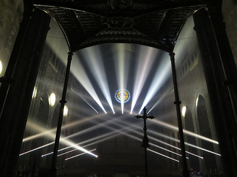 La volta de la nau il&middot;luminada durant l'espectacle