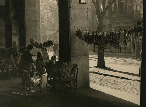 Parades de fanals per anar a esperar els Reis d'Orient instal&middot;lades sota les voltes de la Rambla. 1957