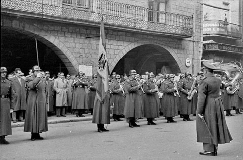Arribada dels Reis d'Orient. Actuaci&oacute; d'una banda militar a la pla&ccedil;a del Vi. 6 de gener 1953
