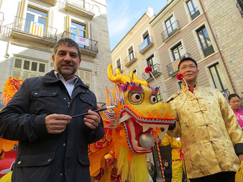El regidor Joan Alcal&agrave; i Chi Tung Law a la cerim&ograve;nia dobertura dels ulls del Drac