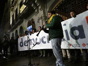 Aprovaci&oacute; oficial del canvi de nom de la pla&ccedil;a de la Constituci&oacute; per pla&ccedil;a de l'1 d'octubre de 2017