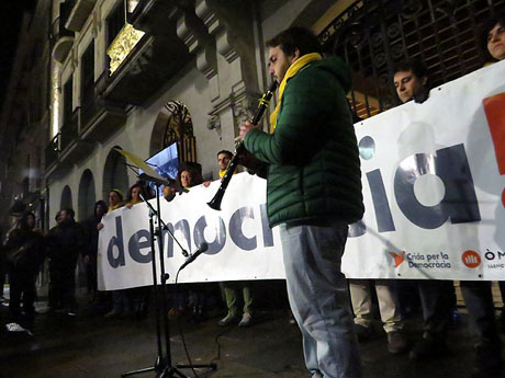 Aprovaci&oacute; oficial del canvi de nom de la pla&ccedil;a de la Constituci&oacute; per pla&ccedil;a de l'1 d'octubre de 2017