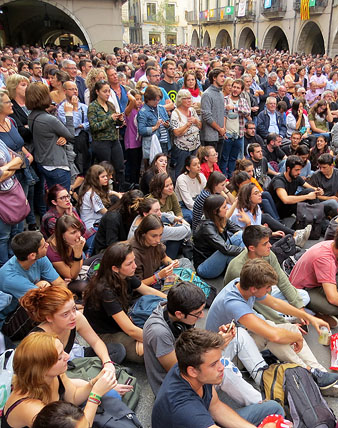 Assistents a la concentraci&oacute; esperant la compareixen&ccedil;a del President