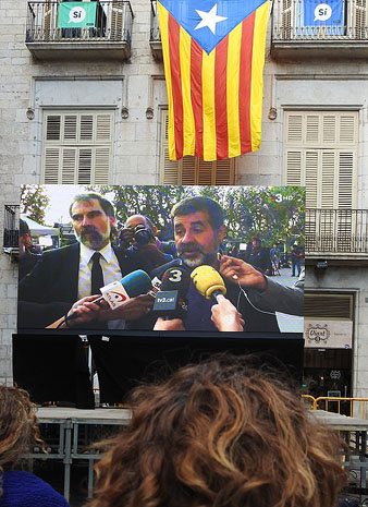 La pantalla de seguiment. En Jordi S&aacute;nchez i en Jordi Cuixart