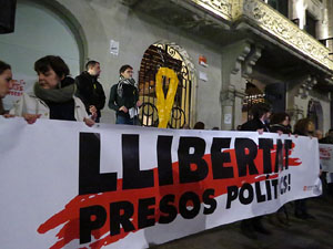 Concentraci&oacute; per la llibertat dels presos pol&iacute;tics a la pla&ccedil;a del Vi
