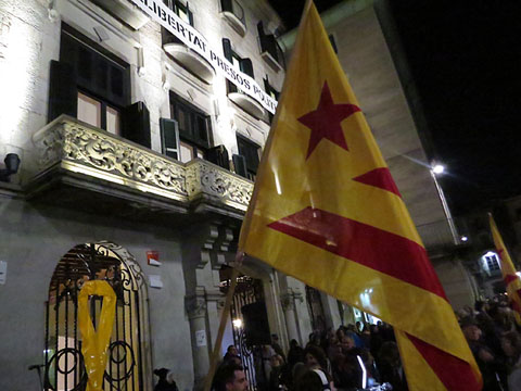 La concentraci&oacute; a la pla&ccedil;a del Vi
