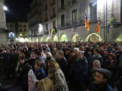 La concentraci&oacute; a la pla&ccedil;a del Vi