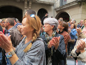 Rebuig de les actuacions policials de l'1-O. Concentraci&oacute; a la pla&ccedil;a del Vi, i rebuda dels bombers