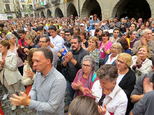 Rebuig de les actuacions policials de l'1-O. Concentraci&oacute; a la pla&ccedil;a del Vi, i rebuda dels bombers