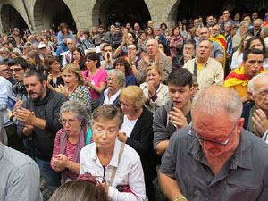 Rebuig de les actuacions policials de l'1-O. Concentraci&oacute; a la pla&ccedil;a del Vi, i rebuda dels bombers