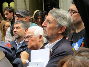 Rebuig de les actuacions policials de l'1-O. Concentraci&oacute; a la pla&ccedil;a del Vi, i rebuda dels bombers