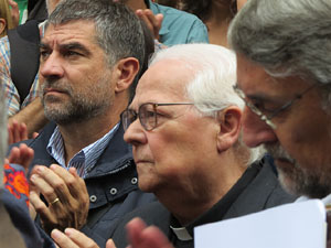 Rebuig de les actuacions policials de l'1-O. Concentraci&oacute; a la pla&ccedil;a del Vi, i rebuda dels bombers