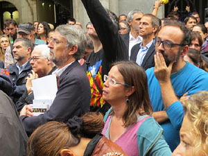 Rebuig de les actuacions policials de l'1-O. Concentraci&oacute; a la pla&ccedil;a del Vi, i rebuda dels bombers