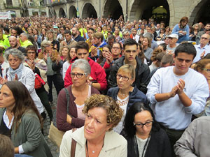 Rebuig de les actuacions policials de l'1-O. Concentraci&oacute; a la pla&ccedil;a del Vi, i rebuda dels bombers