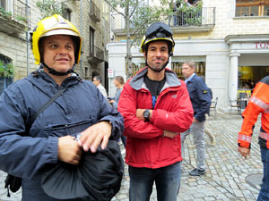 Rebuig de les actuacions policials de l'1-O. Concentraci&oacute; a la pla&ccedil;a del Vi, i rebuda dels bombers