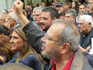 Rebuig de les actuacions policials de l'1-O. Concentraci&oacute; a la pla&ccedil;a del Vi, i rebuda dels bombers